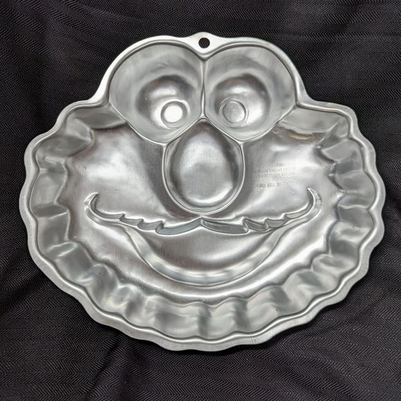 Wilton Elmo Cake Pan - Picture 2 of 5